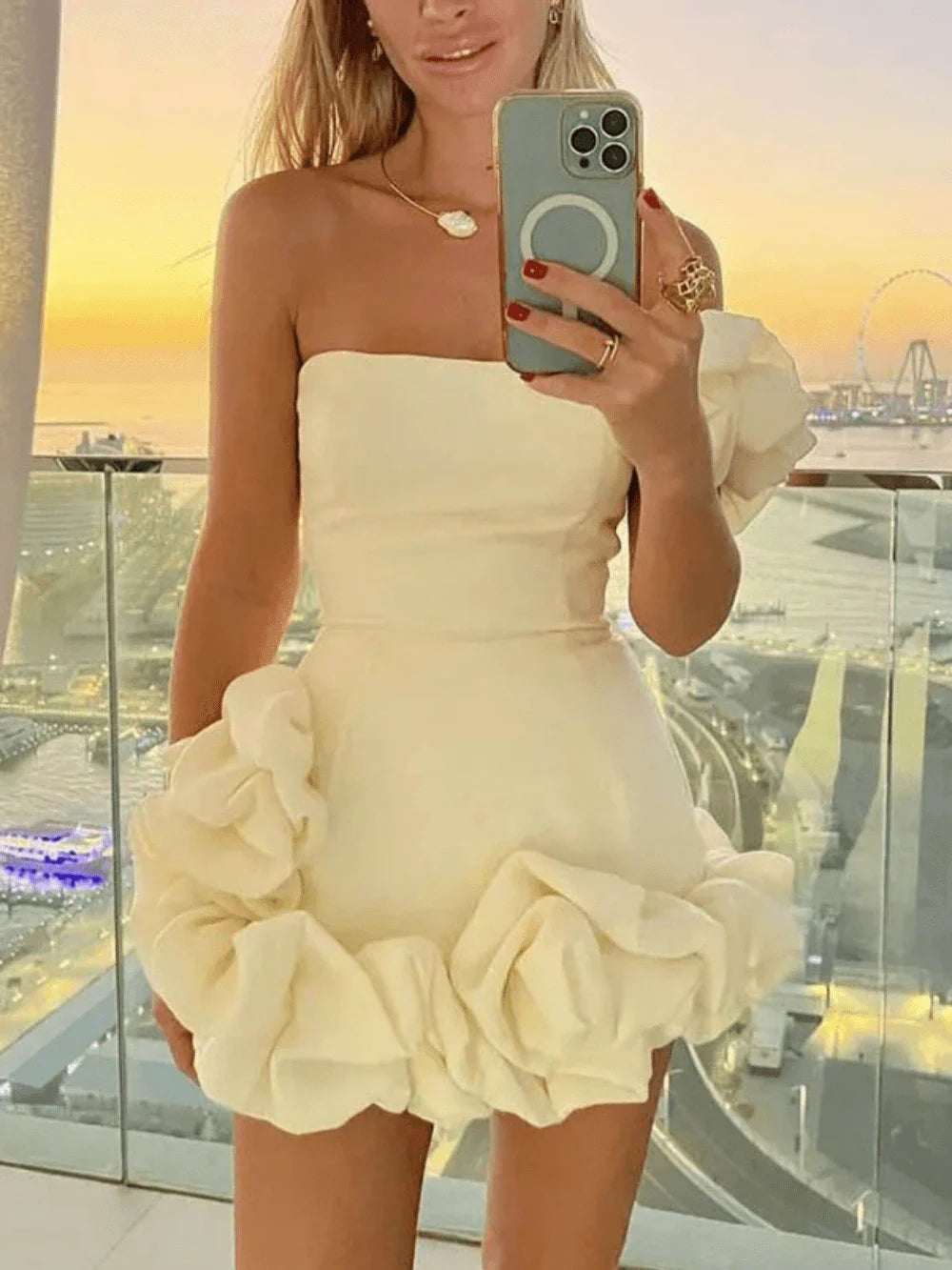 Robe taille empire à bretelle unique avec fleurs froncées