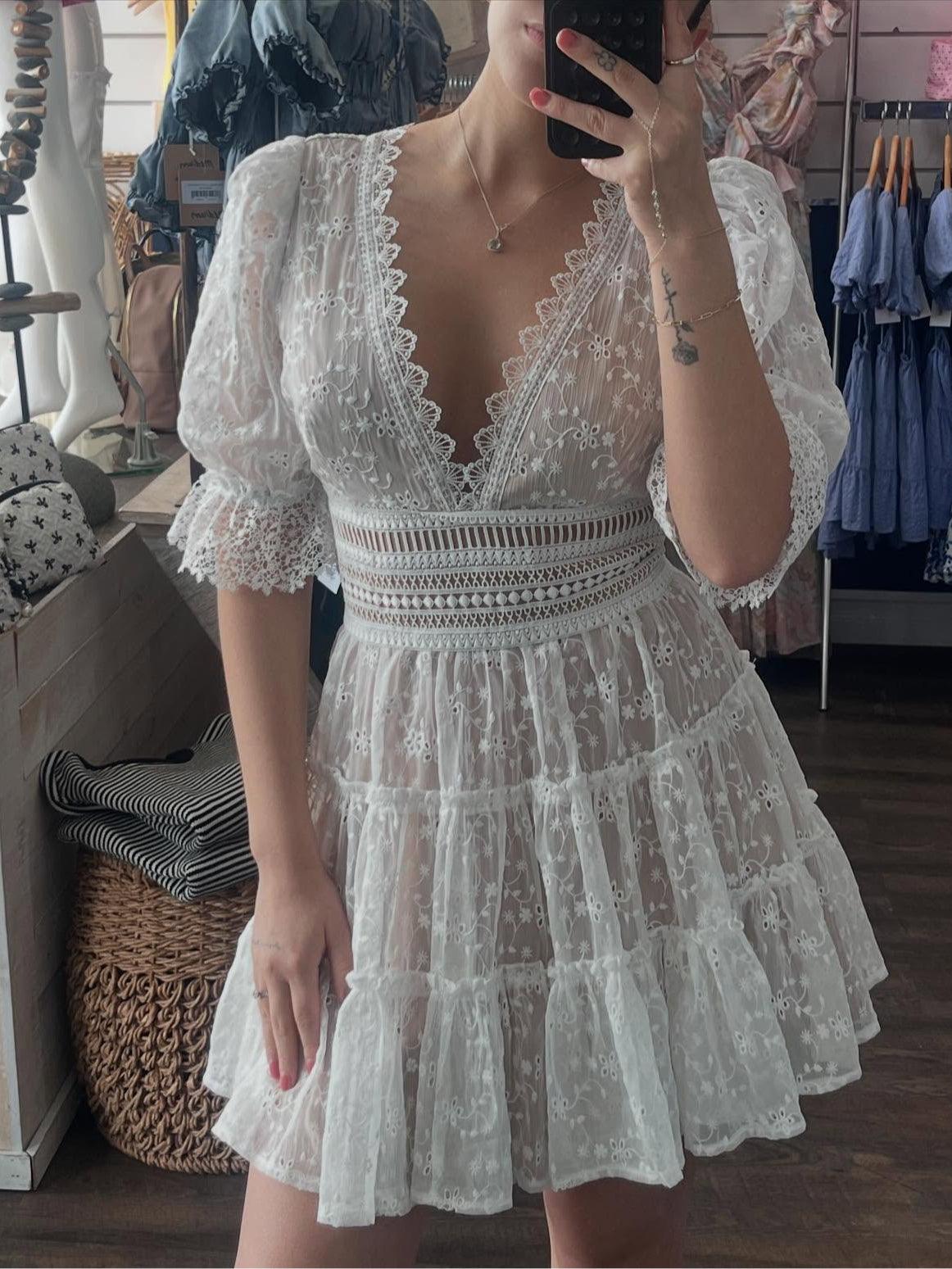 Robe courte en dentelle élégante décolletée en V