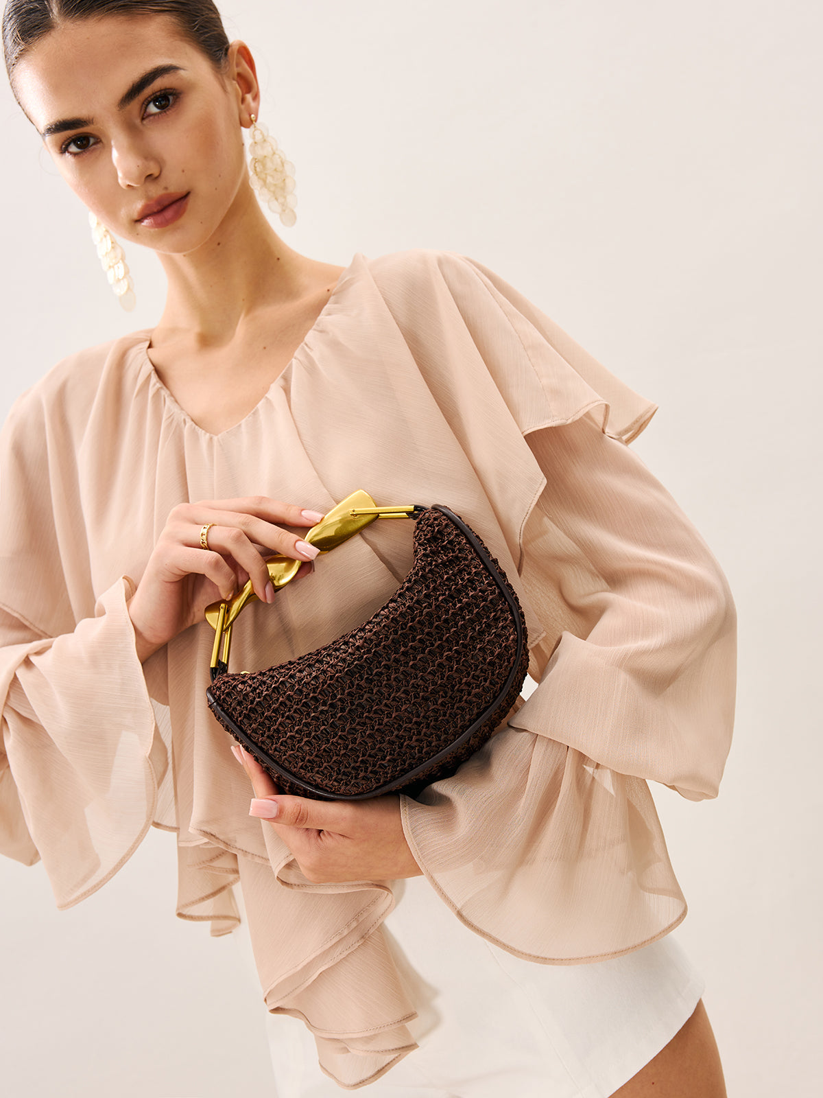 Sac à main tissé avec poignée en or torsadé