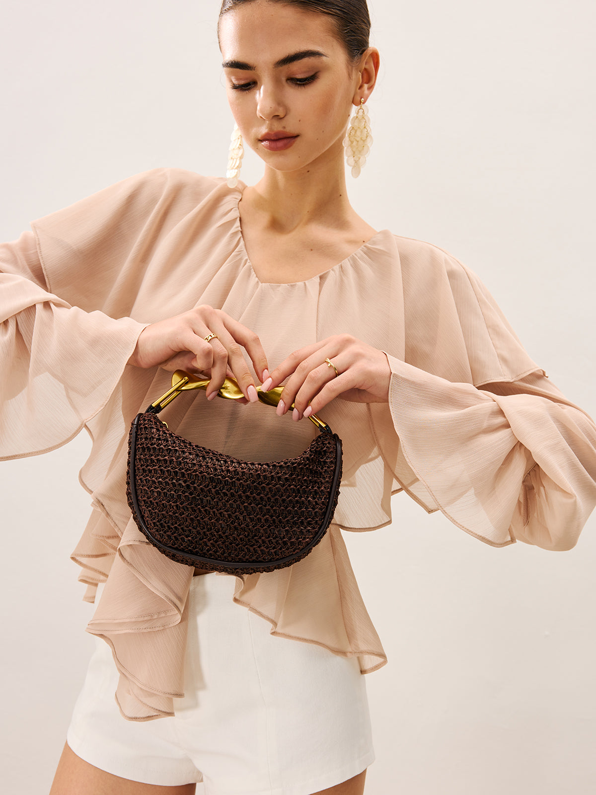 Sac à main tissé avec poignée en or torsadé