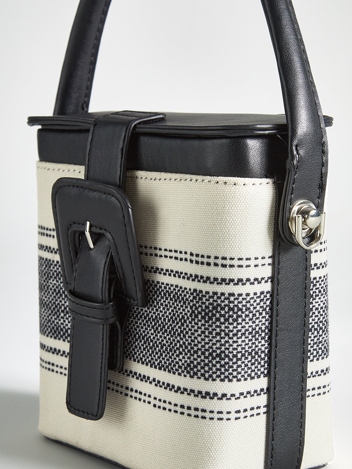 Sac à main avec poignée rayée