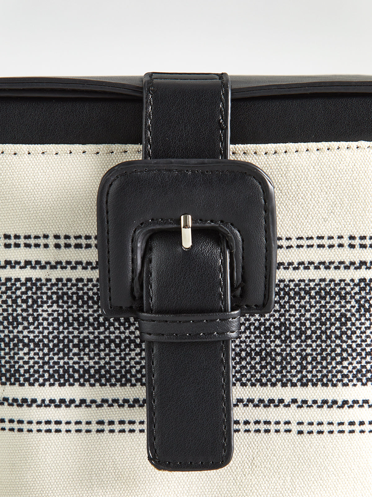 Sac à main avec poignée rayée