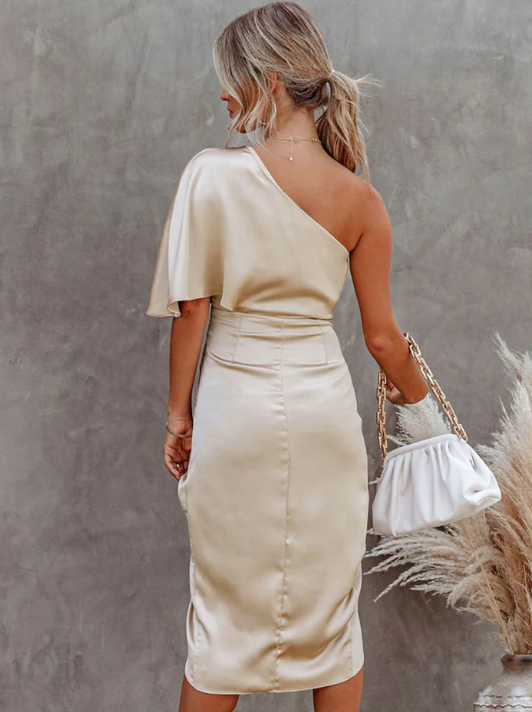 CINDRELLA | Robe de Luxe à Une Épaule avec Encolure Asymétrique et Aspect Satiné