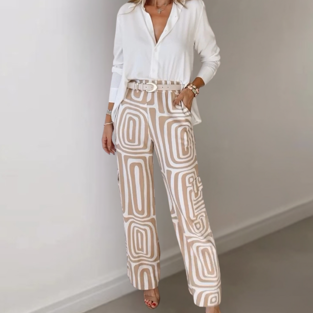 SUSANA | Ensemble Deux Pièces avec Chemise Blanche & Pantalon à Imprimé Géométrique
