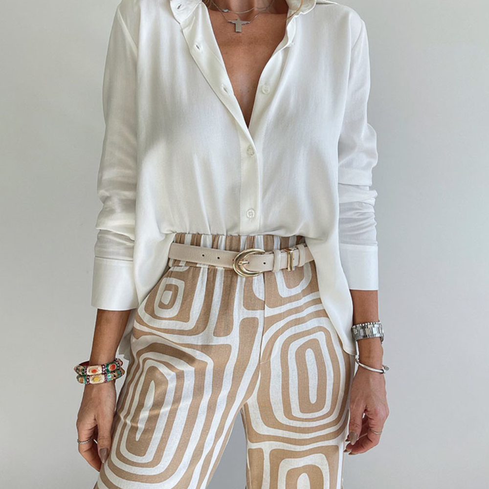SUSANA | Ensemble Deux Pièces avec Chemise Blanche & Pantalon à Imprimé Géométrique