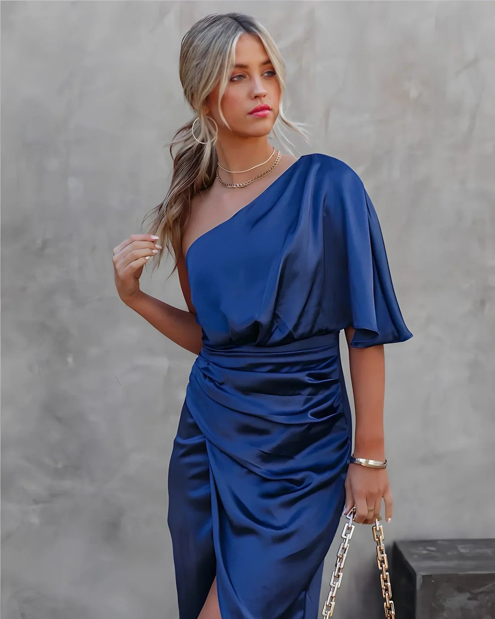 CINDRELLA | Robe de Luxe à Une Épaule avec Encolure Asymétrique et Aspect Satiné