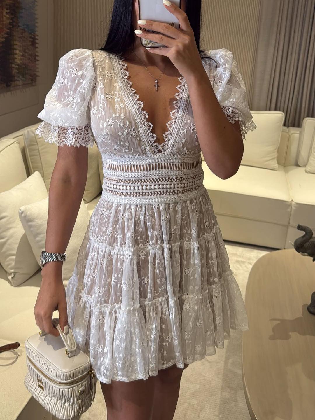Robe courte en dentelle élégante décolletée en V