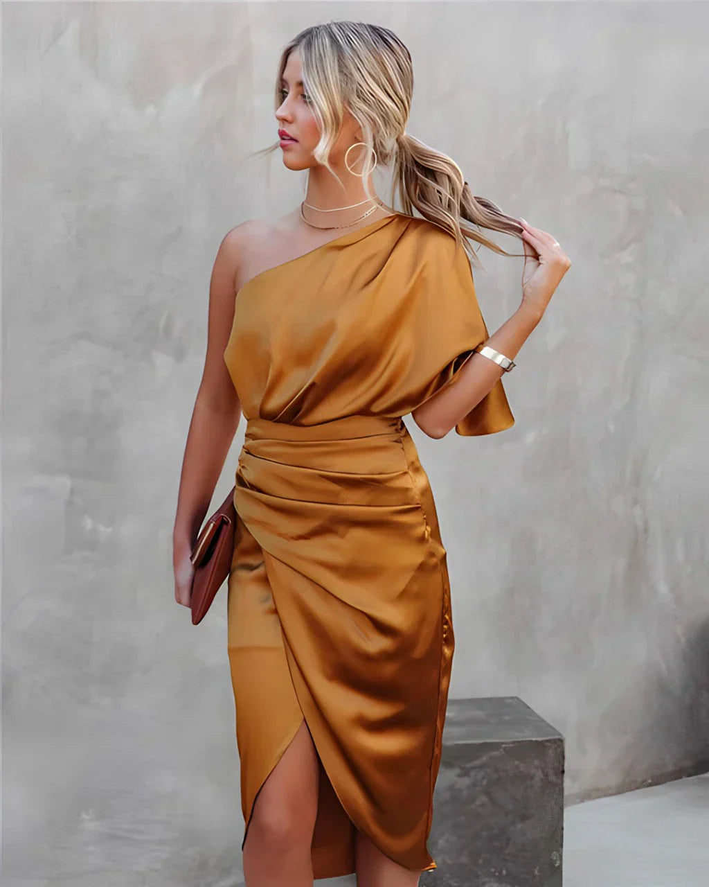 ONYXIA | Robe Midi Satin Off-Shoulder avec Drapé