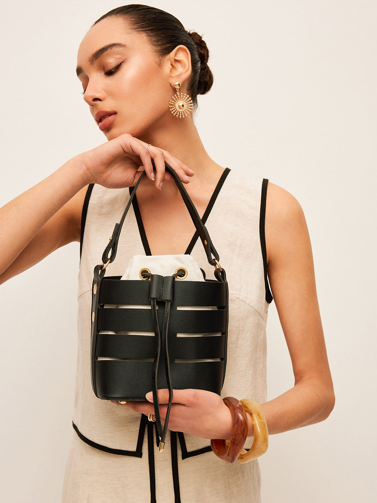 Sac seau avec détail de cordon de serrage