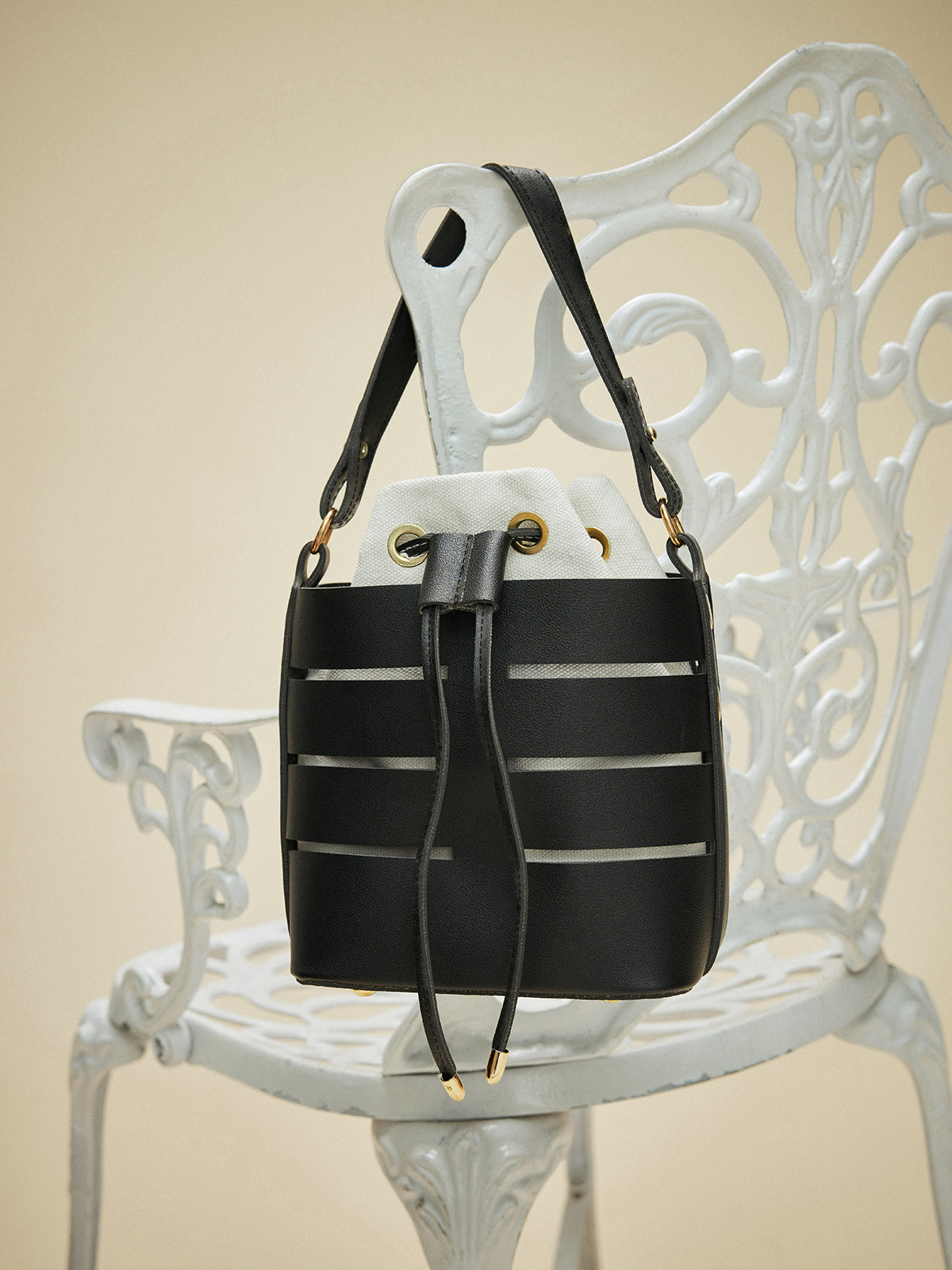 Sac seau avec détail de cordon de serrage