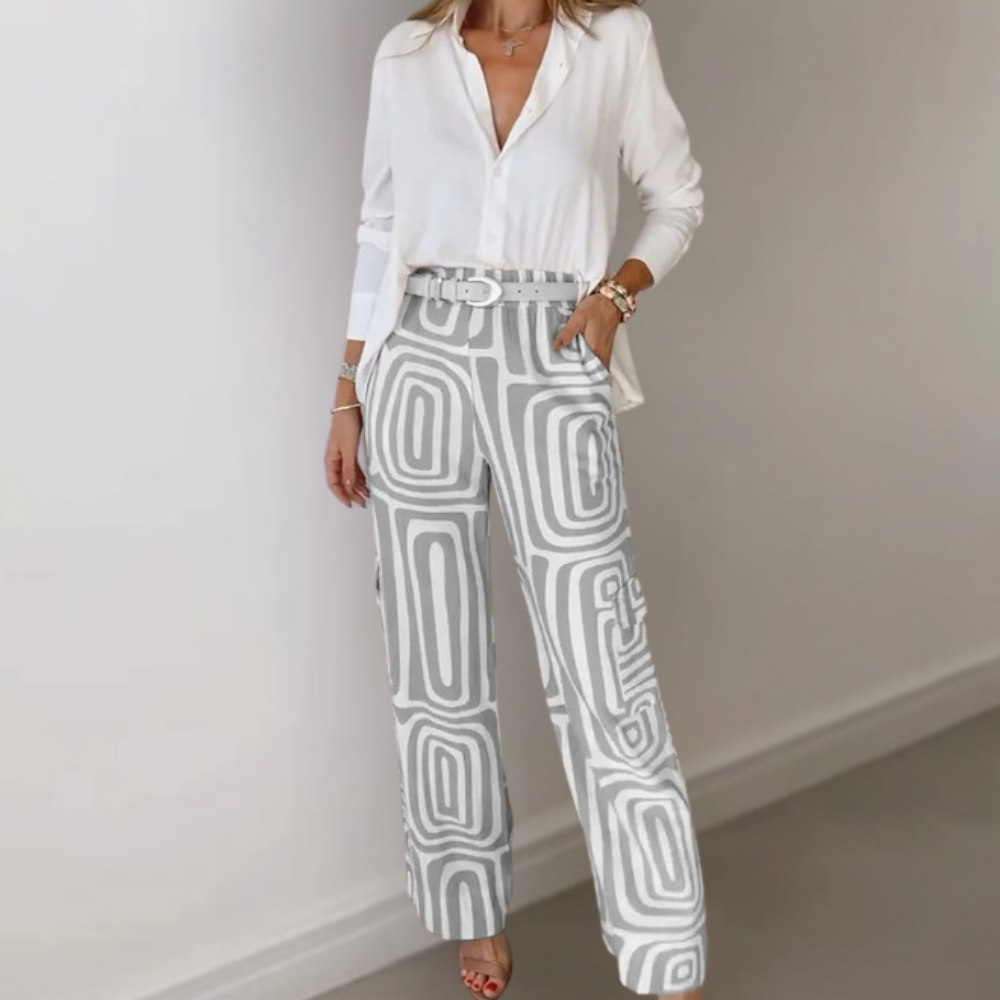 SUSANA | Ensemble Deux Pièces avec Chemise Blanche & Pantalon à Imprimé Géométrique
